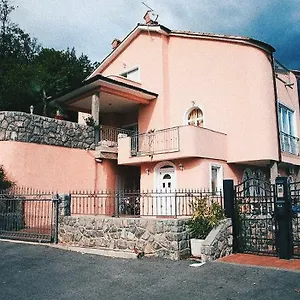 Apartman Mihaela, Icici